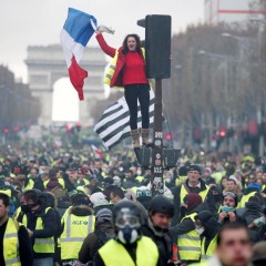 Ανακοίνωση ΜΕΚΕΑ: Το φυτίλι της λαϊκής εξέγερσης στη Γαλλία και το… μνημόσυνο στην Ελλάδα